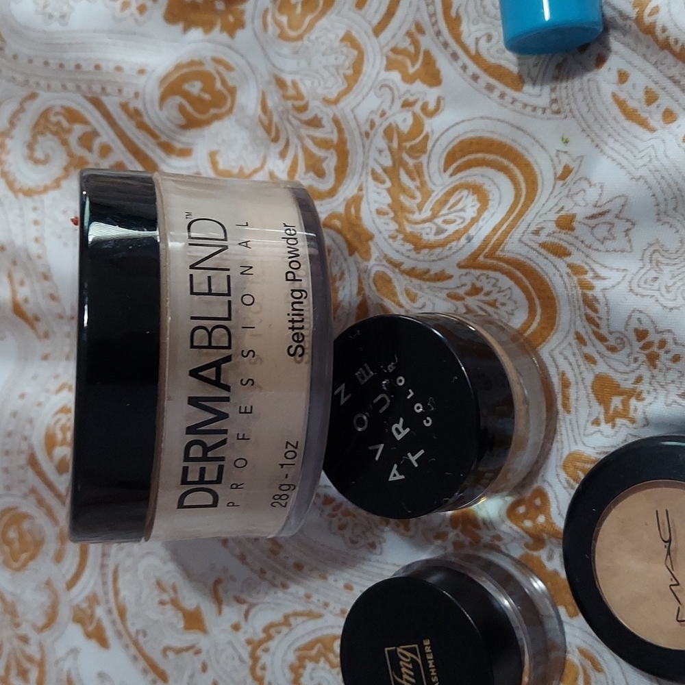 Lot of makeup - Picture 3 of 14